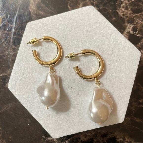 Pearl Gold Hoop Earrings - Picture 4 of 7